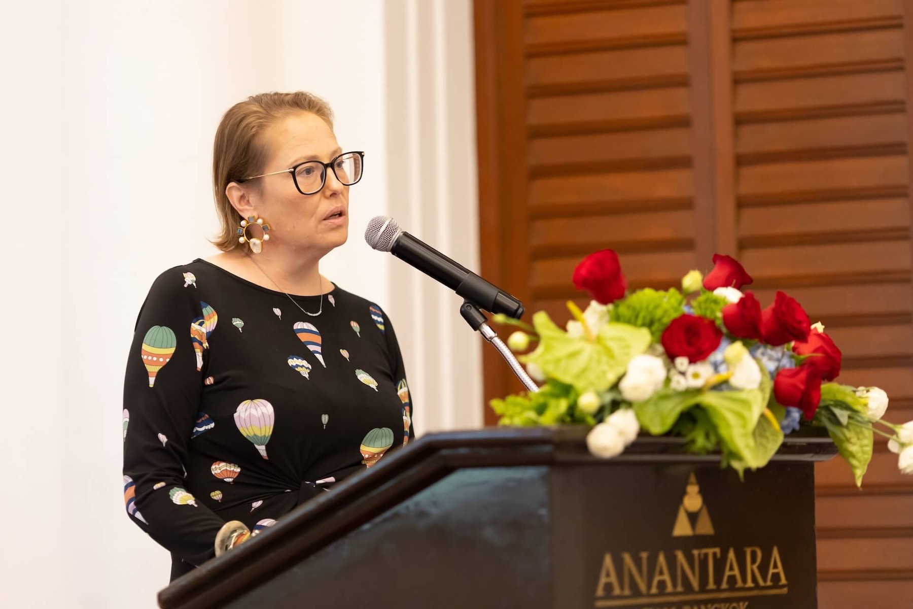 A speaker at a lectern at a Chamber session